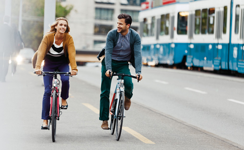 Un couple sur des VAE.