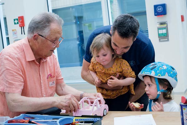 Réparation d'un jouet