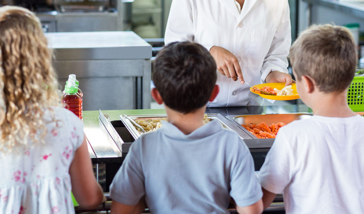 Enfants à la cantine scolaire