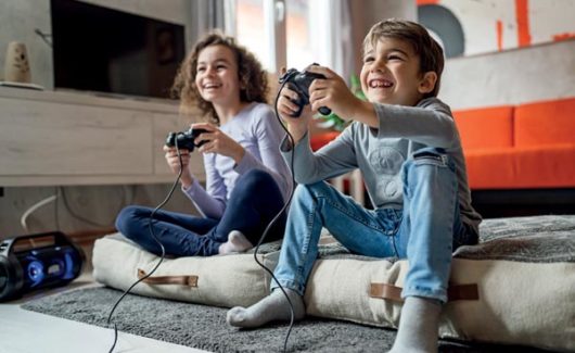 Enfants qui jouent aux jeux vidéo