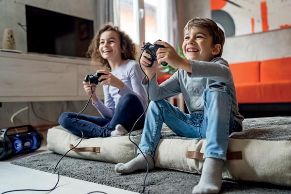 Enfants qui jouent aux jeux vidéo